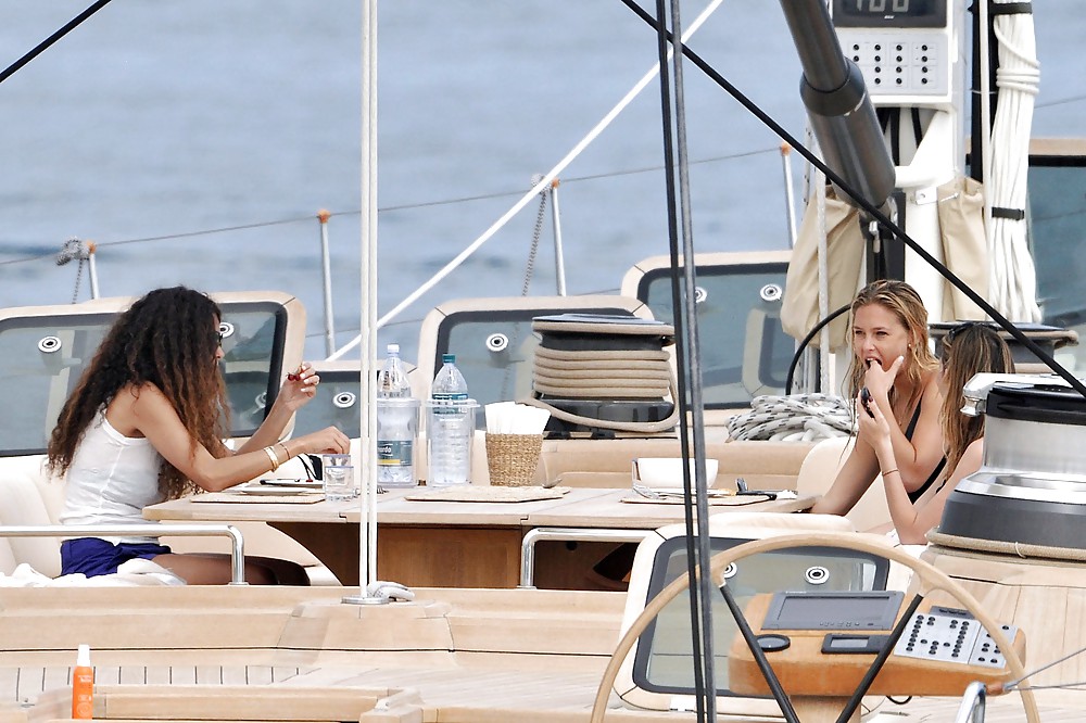 Bar Refaeli Entspannt Sich In Einem Winzigen Bikini Auf Einer Yacht In Cannes #3905083