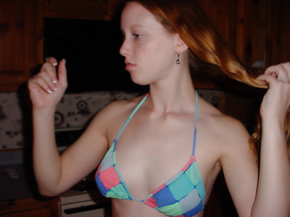Junges Girl mit Freund beim Blasen
