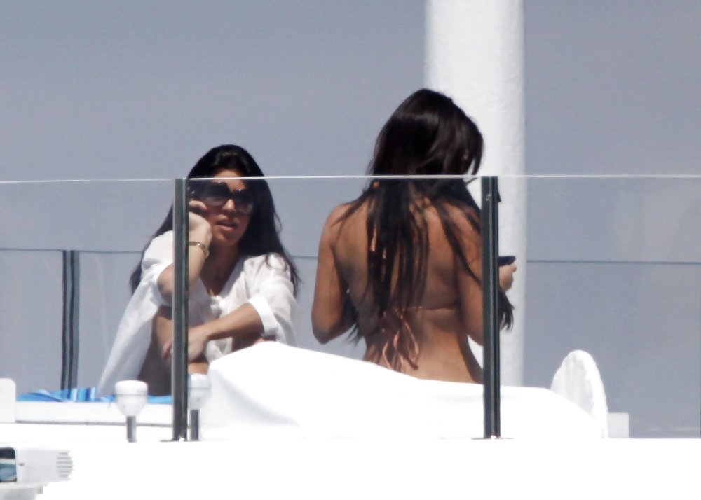 Kim Kardashian in Bikini on a Yacht in Miami #1986864