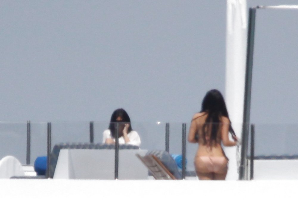 Kim Kardashian En Bikini Sur Un Yacht à Miami #1986871