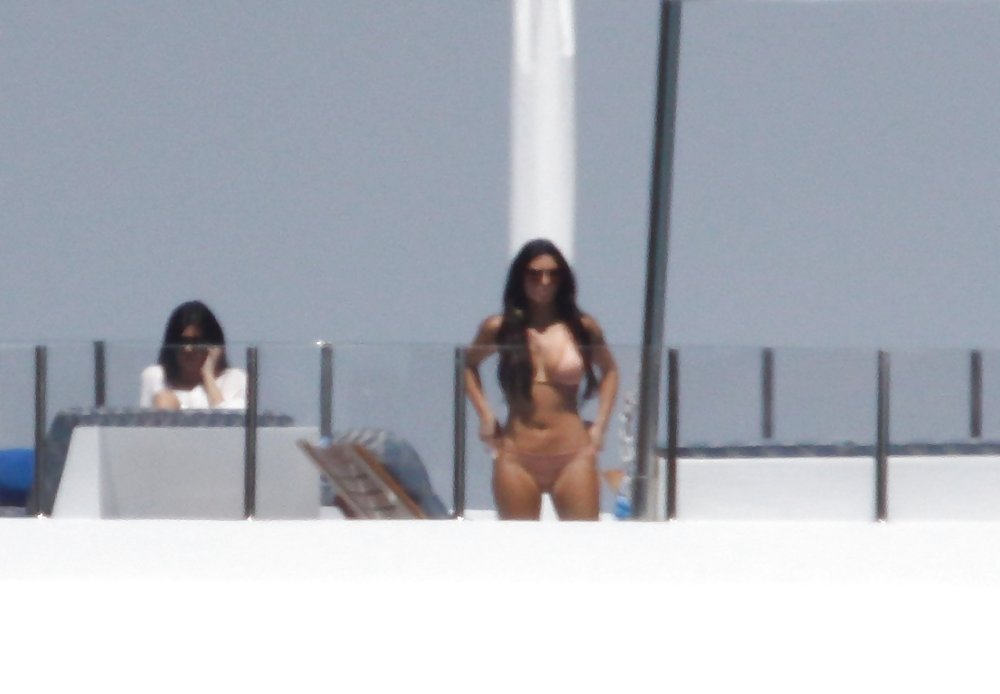 Kim Kardashian En Bikini Sur Un Yacht à Miami #1986887