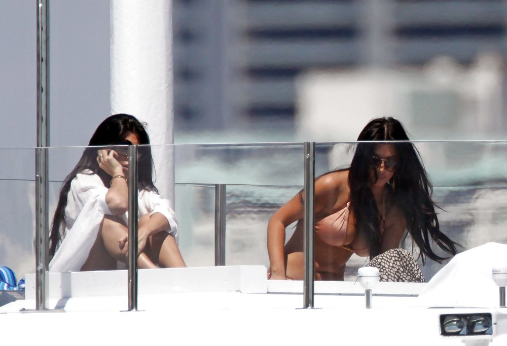 Kim Kardashian En Bikini Sur Un Yacht à Miami #1986920