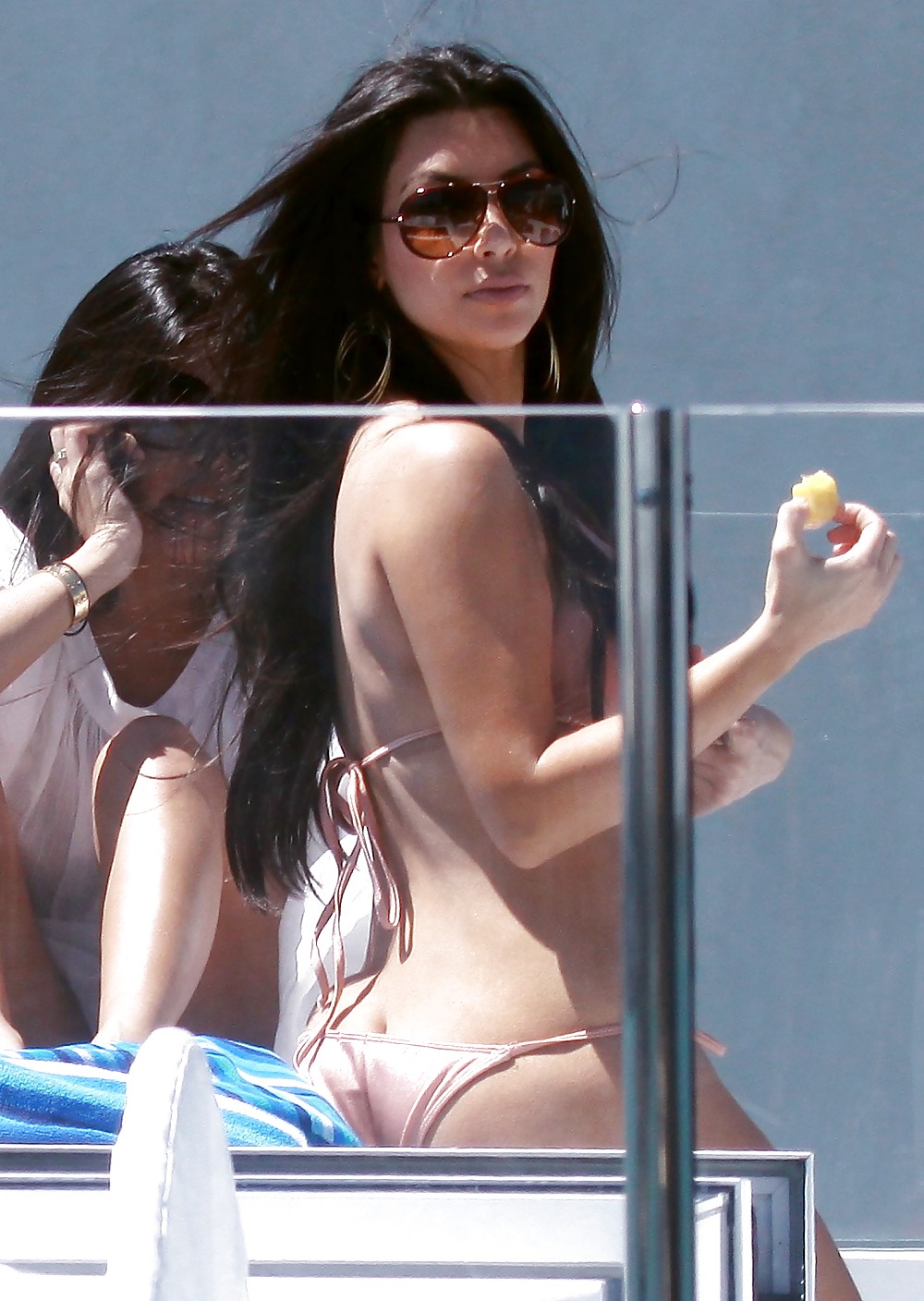 Kim Kardashian En Bikini Sur Un Yacht à Miami #1986970