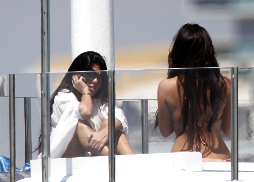 Kim Kardashian in Bikini on a Yacht in Miami #1987015