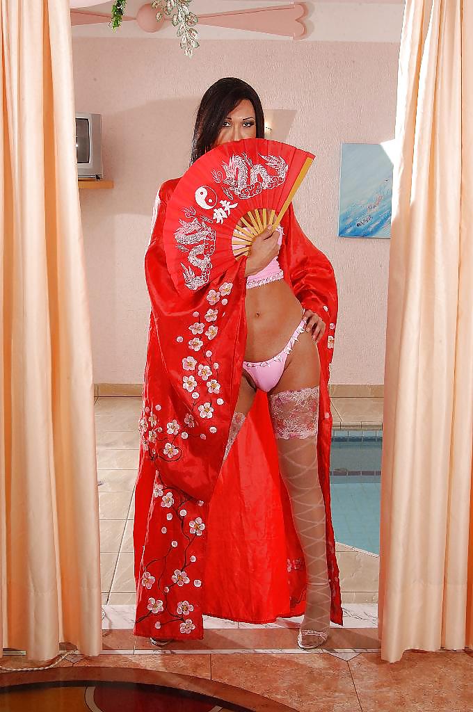 Transexuelle En Kimono #16391318