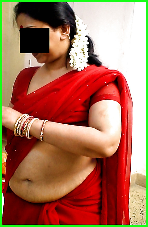 Indische Frau In Rot Saree Ausgesetzt #2091900