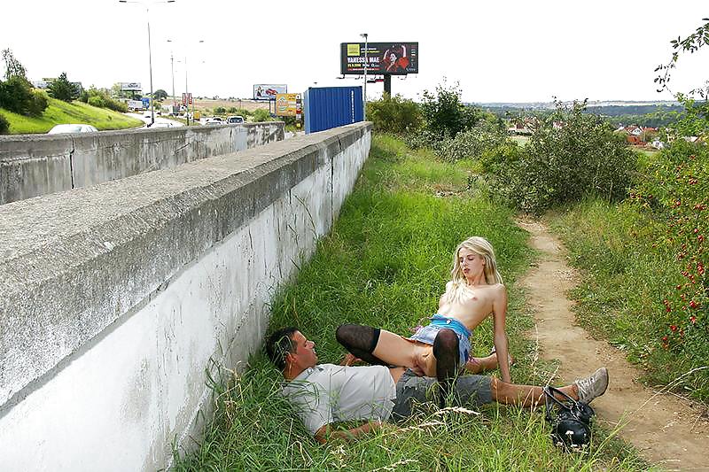 Pareja chupando un flash en la naturaleza por la vela
 #5691299