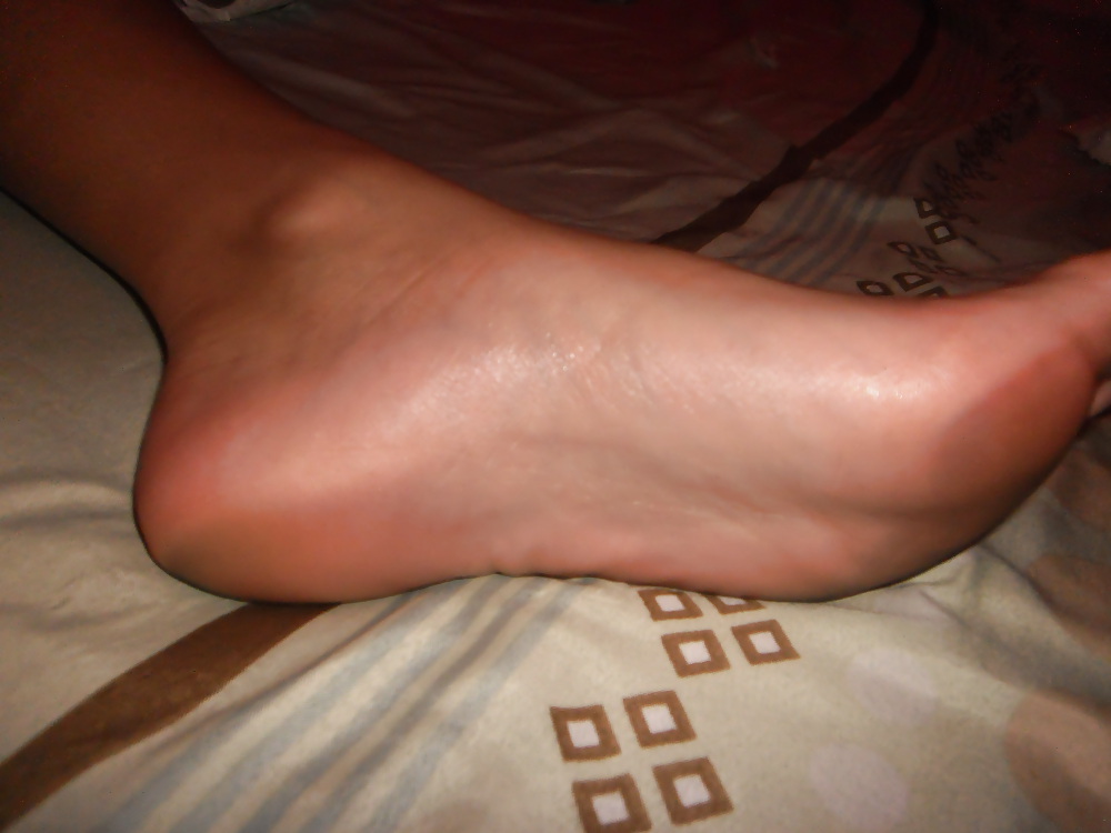 I piedi di Roberta - modella di piedi allarga le dita dei piedi, mostra le suole
 #17173805