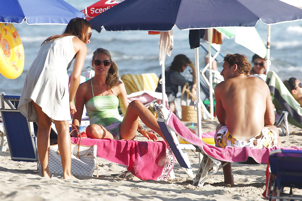 Ilary Blasi - Candids De Plage En Sabaudia Italie (coups De Cul) #5299236