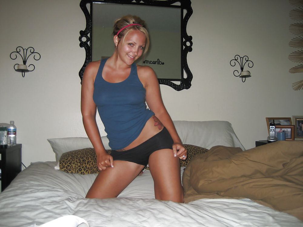Blonde amateur shows her body - csm #33261