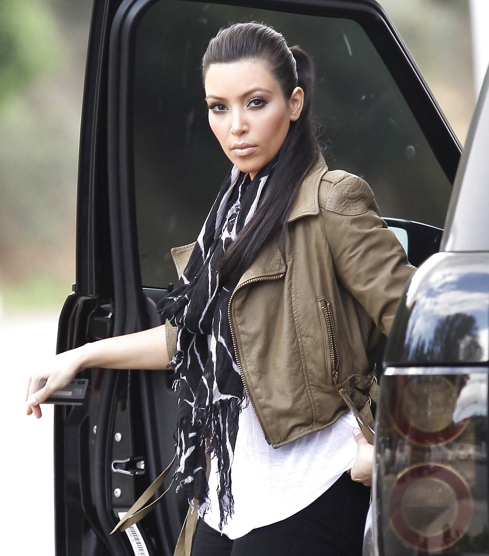 Kim Kardashian in big boots pumping gas in Calabasas #3185644