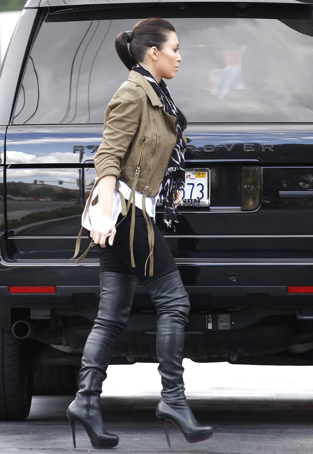 Kim Kardashian in big boots pumping gas in Calabasas #3185681