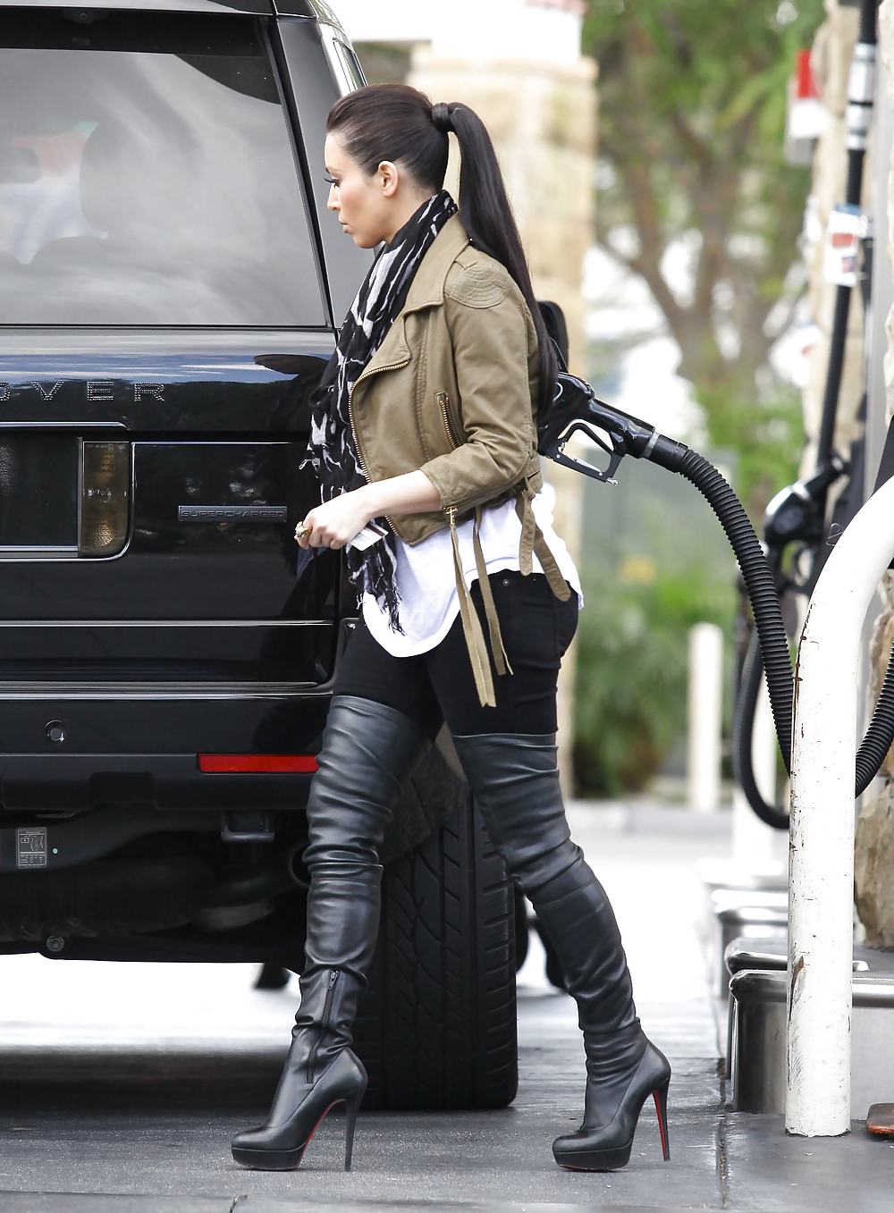 Kim Kardashian in big boots pumping gas in Calabasas #3185701