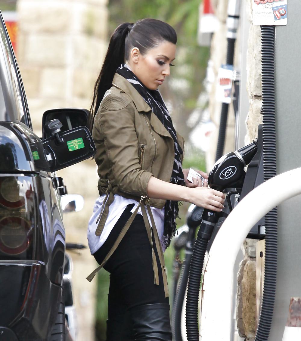 Kim Kardashian in big boots pumping gas in Calabasas #3185714