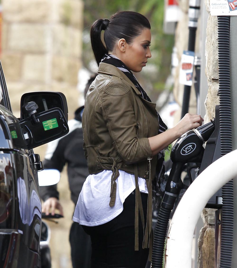 Kim Kardashian in big boots pumping gas in Calabasas #3185741