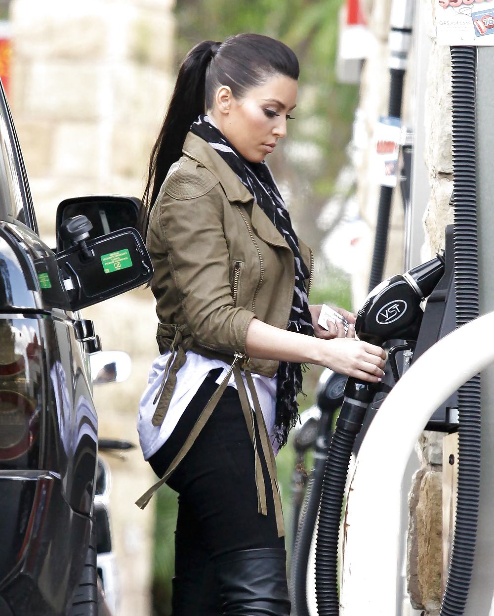 Kim Kardashian in big boots pumping gas in Calabasas #3185754