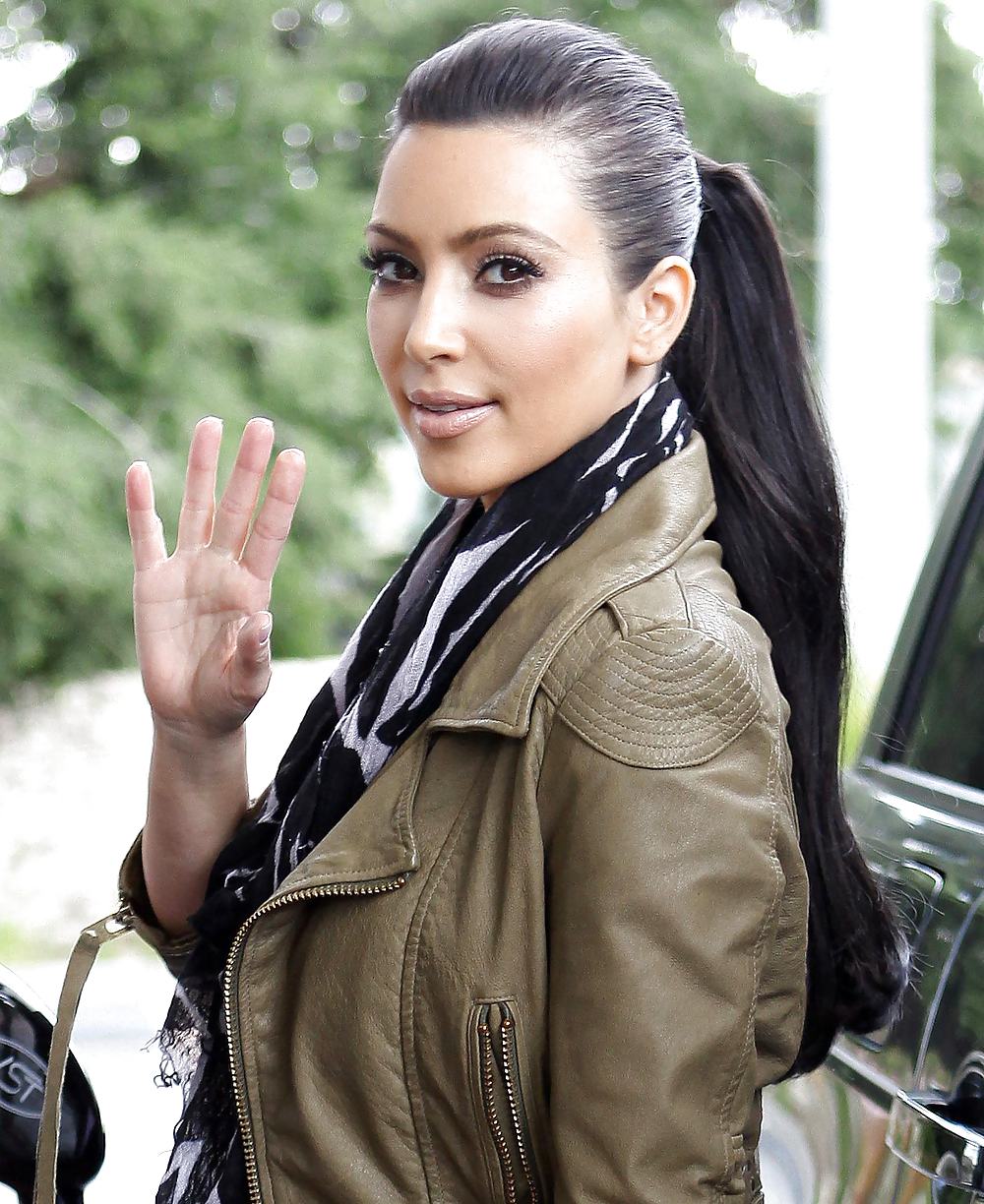 Kim Kardashian in grandi stivali che pompano il gas a Calabasas
 #3185786