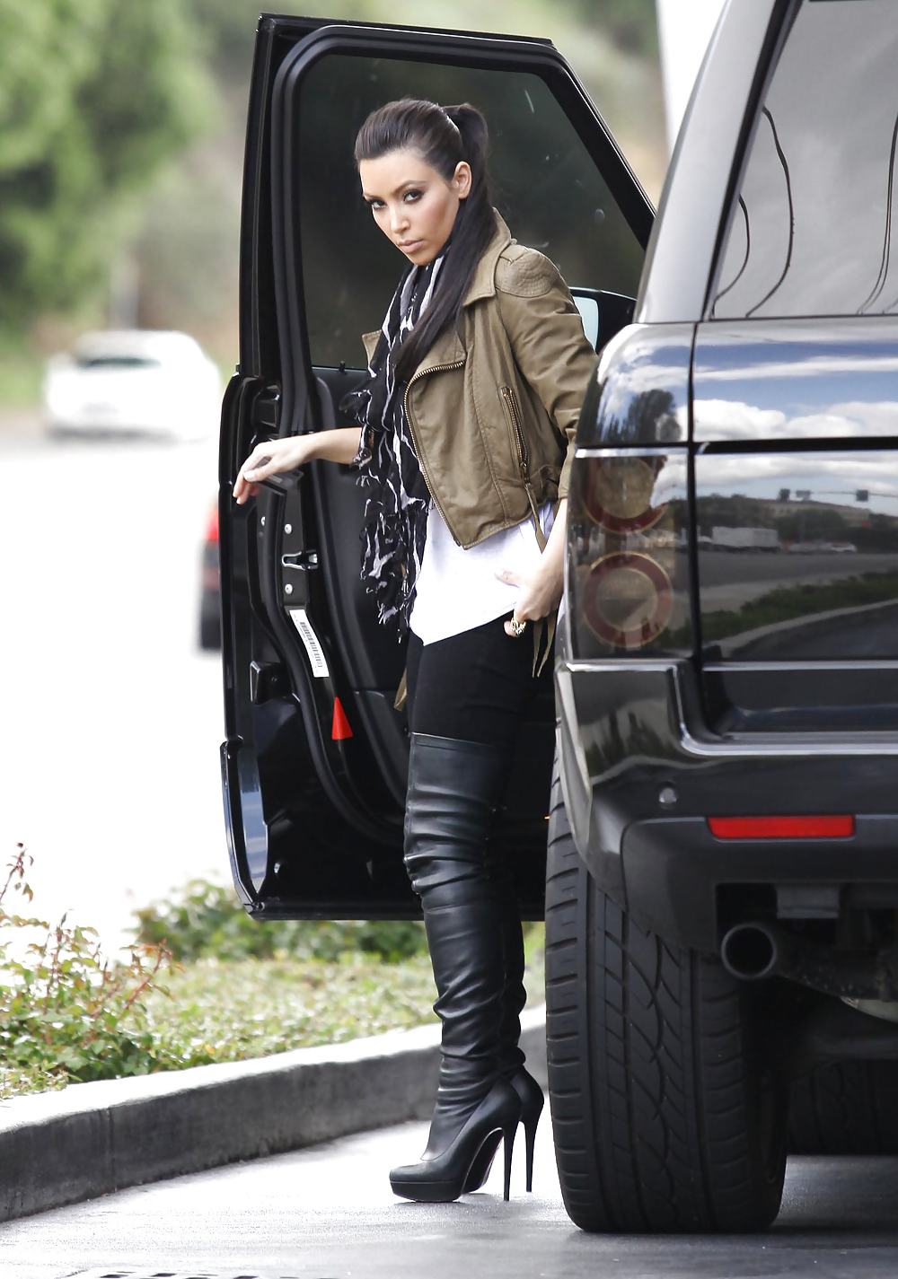 Kim Kardashian in big boots pumping gas in Calabasas #3185811