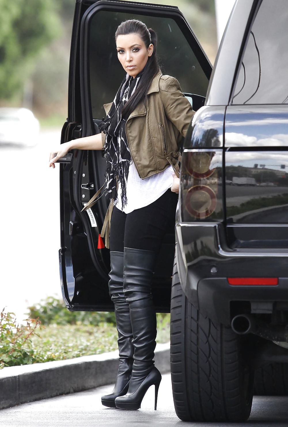 Kim Kardashian in big boots pumping gas in Calabasas #3185841