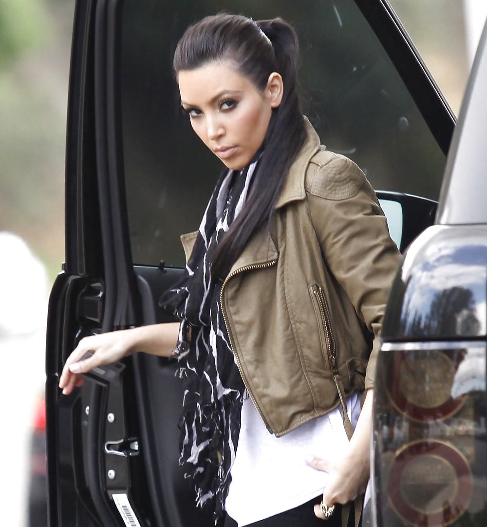 Kim Kardashian in grandi stivali che pompano il gas a Calabasas
 #3185931