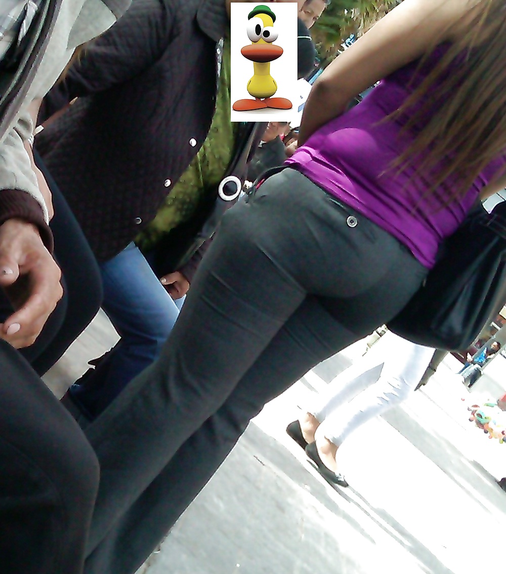 Una ejecutiva con una colota  #17639940