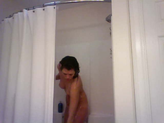 Tomando una ducha
 #15824500