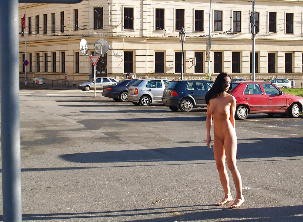 Ragazze nude in pubblico #10
 #16008304