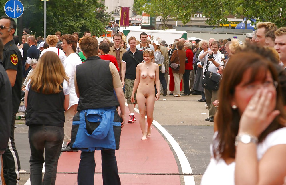 Ragazze nude in pubblico #10
 #16008498