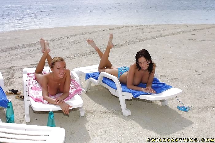 Ragazze calde in spiaggia
 #665437