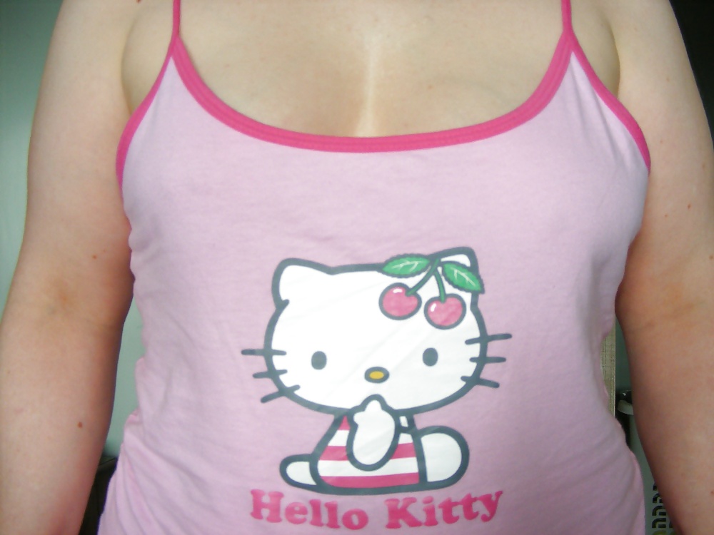 Puta en tacones rosas, dentro y fuera del pijama de hello kitty
 #19917089