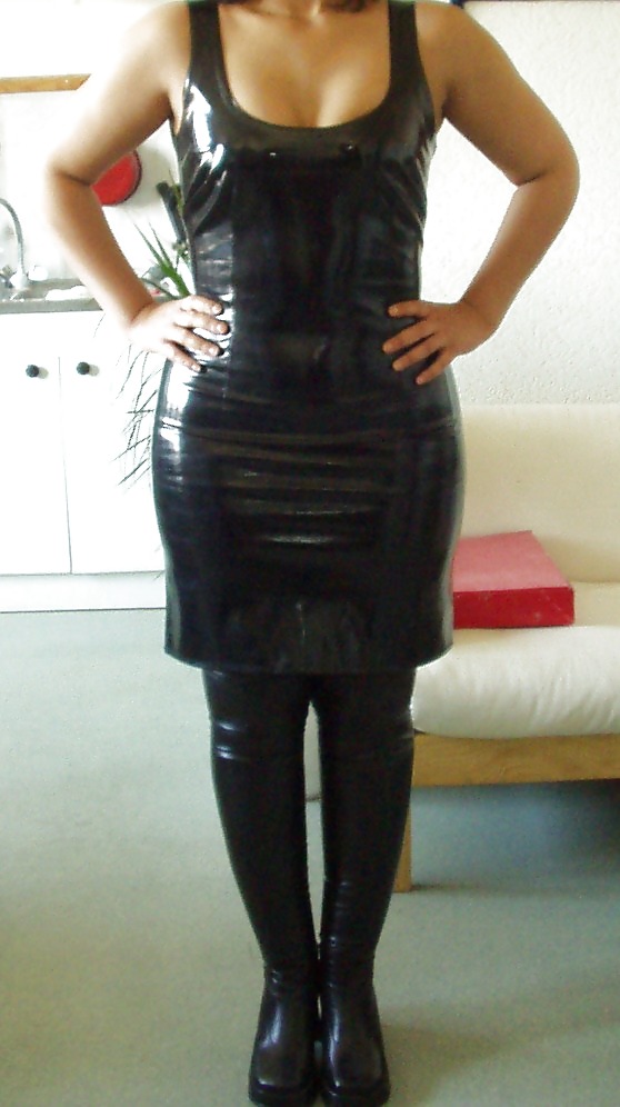 Meine Frau In Schwarzem Vinyl-Kleid Und Oberschenkel Hohe Stiefel #20014897