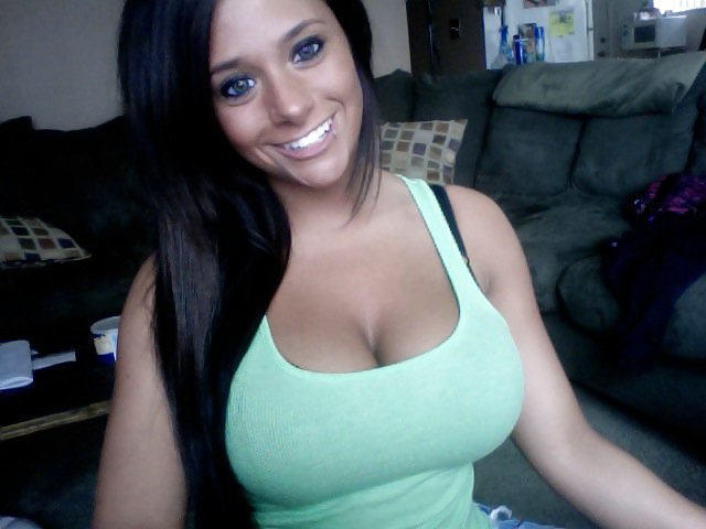 Bretagne 20 Jahre Alt. Riesentitten #7021089