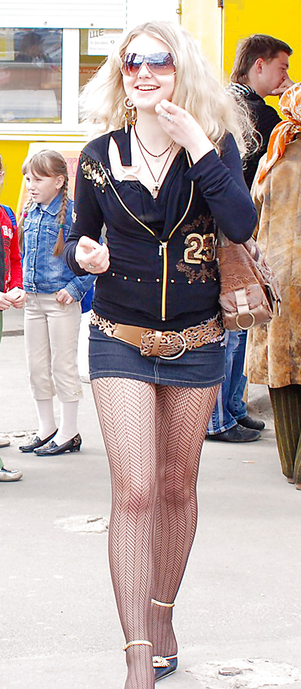街角で056 - 金色のストッキングを履いたセクシーな女性
 #11838197
