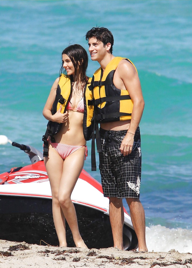 Victoria Justice Bikini #10906467