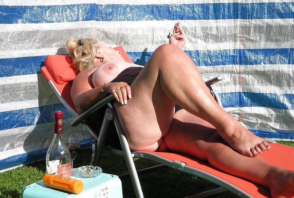 Mujeres mayores tomando el sol 2.
 #4470028