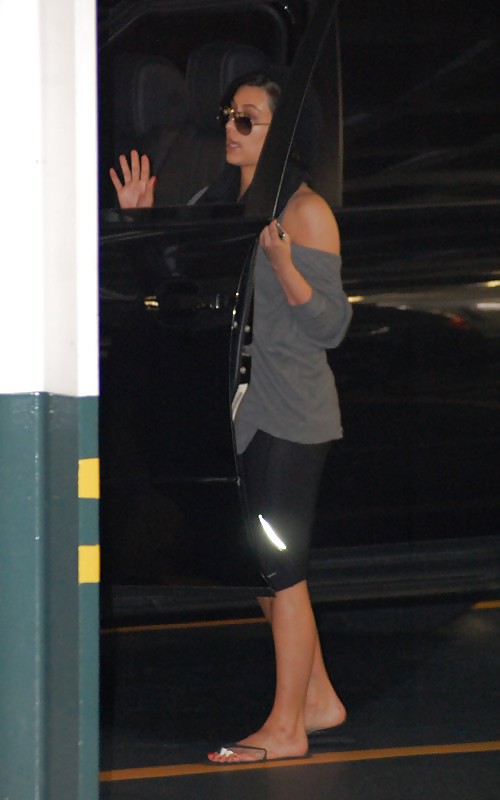 Kim Kardashian in leggings diretto ad un salone di chiodi 
 #3283314