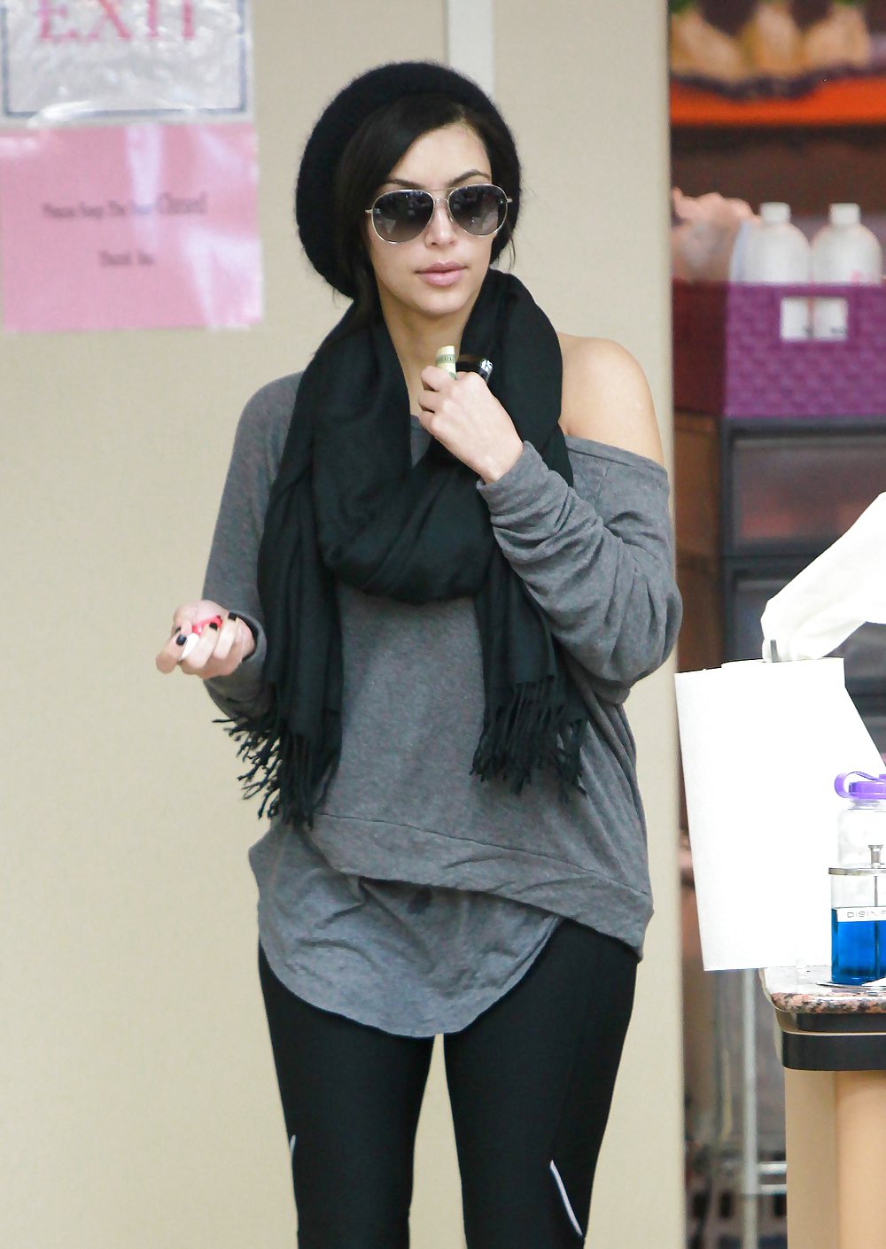 Kim Kardashian in leggings diretto ad un salone di chiodi 
 #3283330