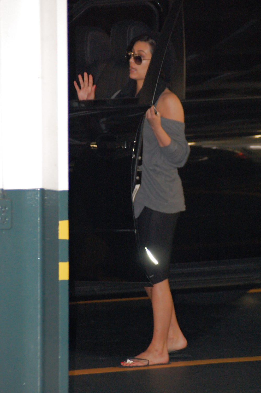 Kim Kardashian in leggings diretto ad un salone di chiodi 
 #3283352