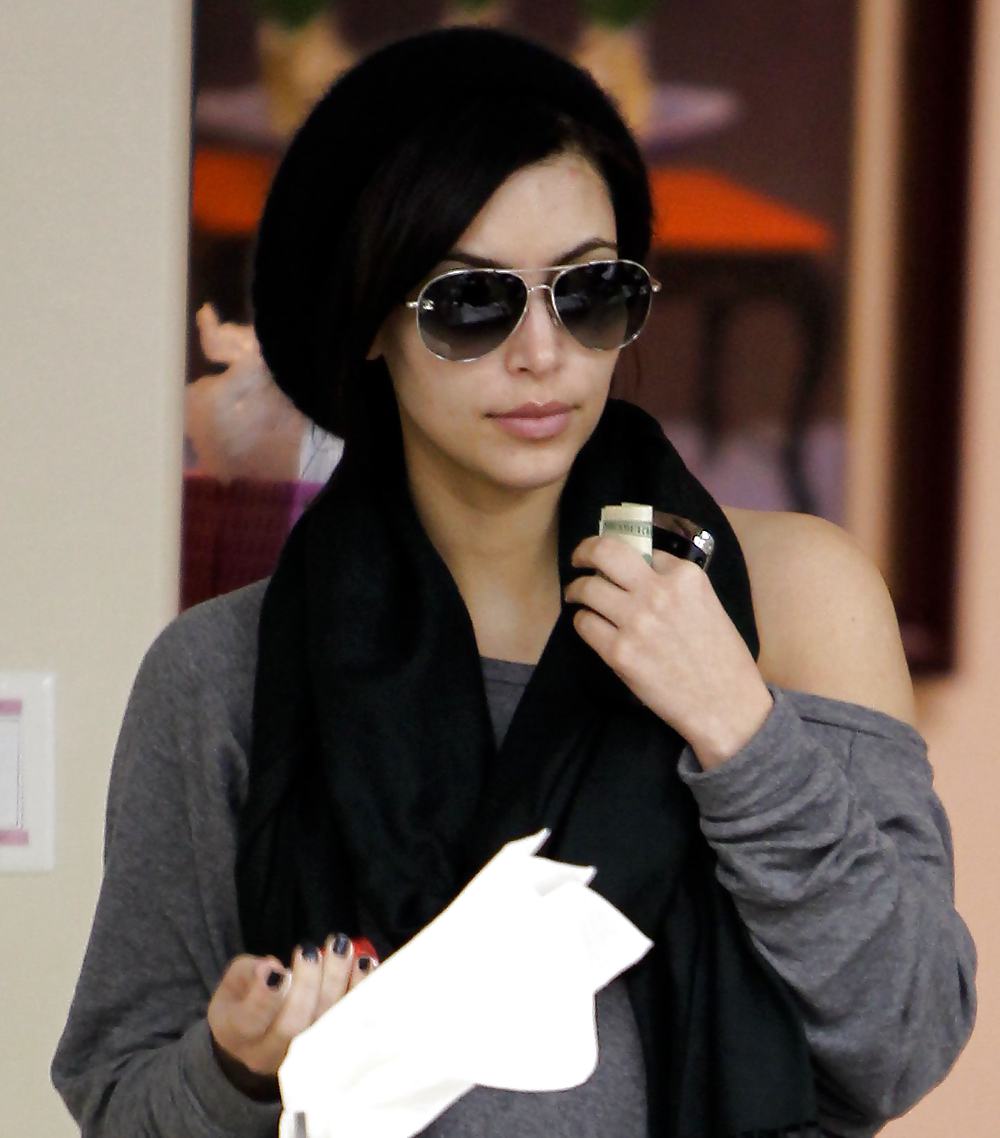 Kim Kardashian in leggings diretto ad un salone di chiodi 
 #3283366