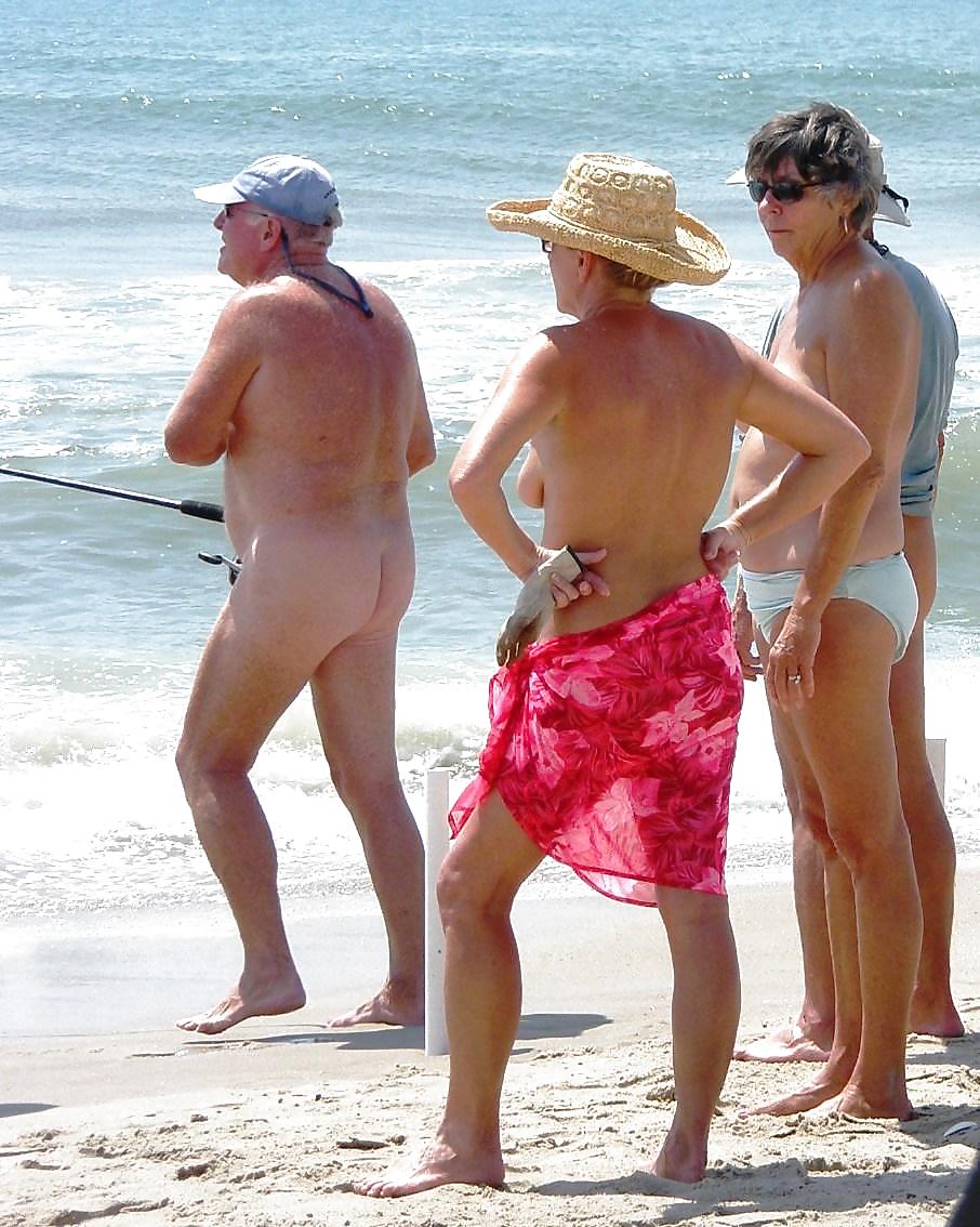 Nudisti maturi sulla spiaggia
 #474318