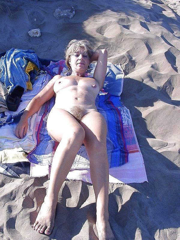 Nudisti maturi sulla spiaggia
 #474378