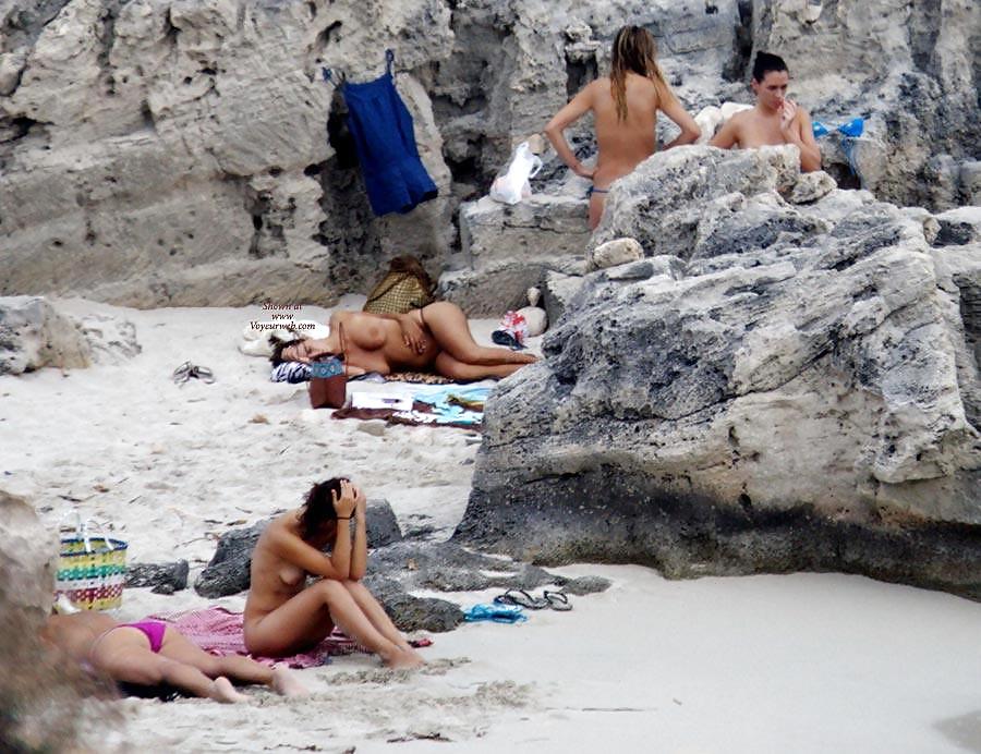 Divertimento sulla spiaggia nudista
 #2350733