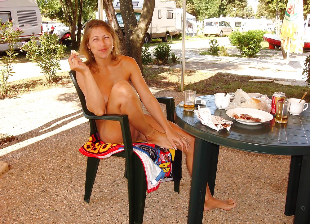 Nudisti naturisti pubblico all'aperto flash #16
 #18214742