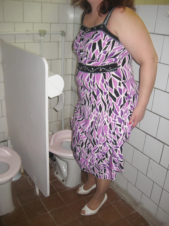 Posiert In WC #16519950
