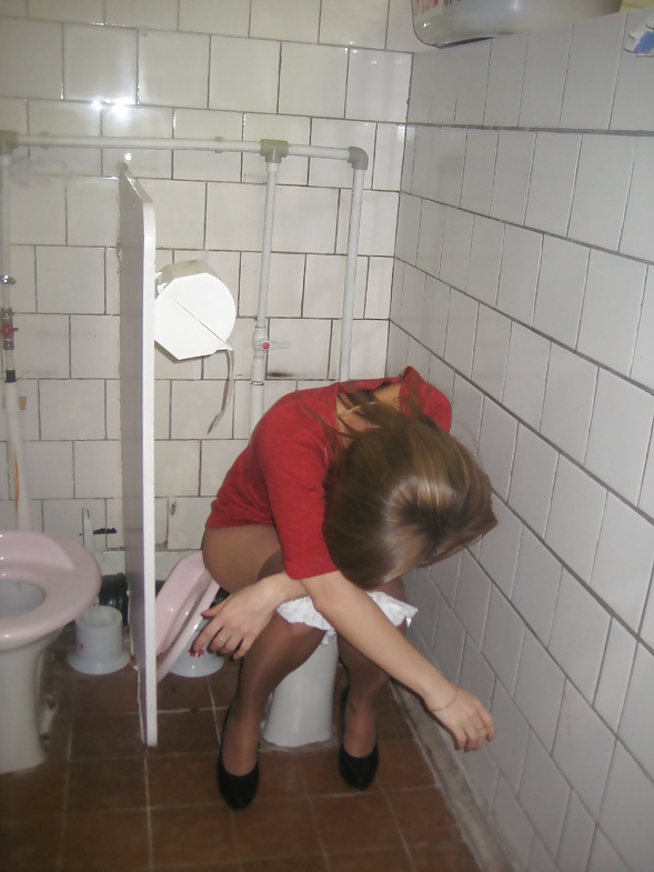 Posiert In WC #16519995