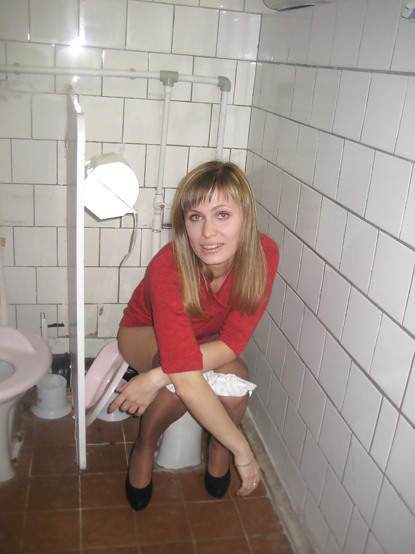 Posiert In WC #16520003