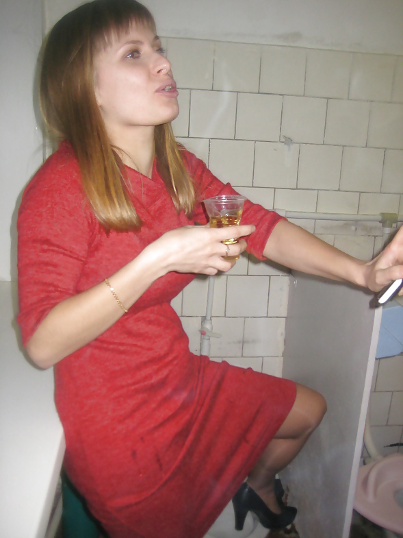Posiert In WC #16520015
