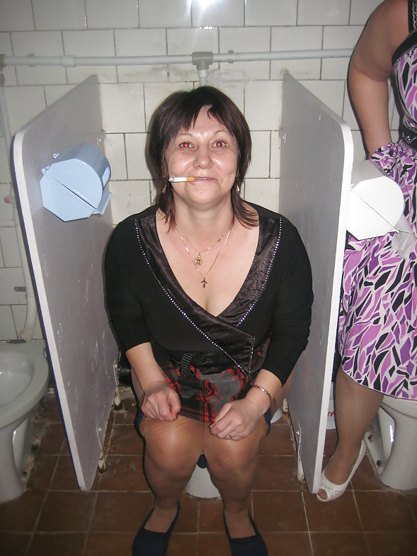 Posiert In WC #16520042