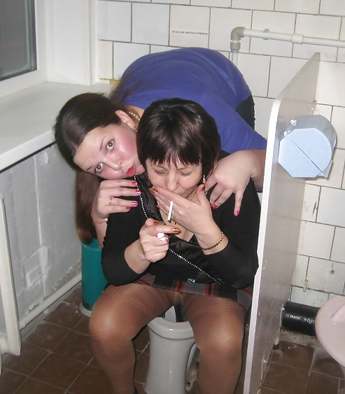 Posiert In WC #16520047