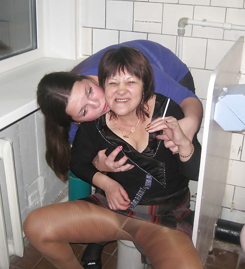 Posiert In WC #16520055